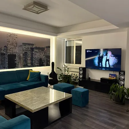 Chic & Spacious In Heart Of
