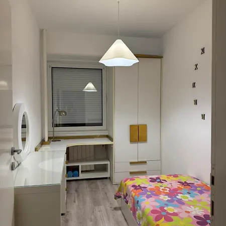 Chic & Spacious In Heart Of Daire *
