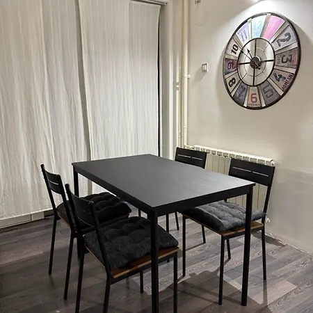 Chic & Spacious In Heart Of Üsküp